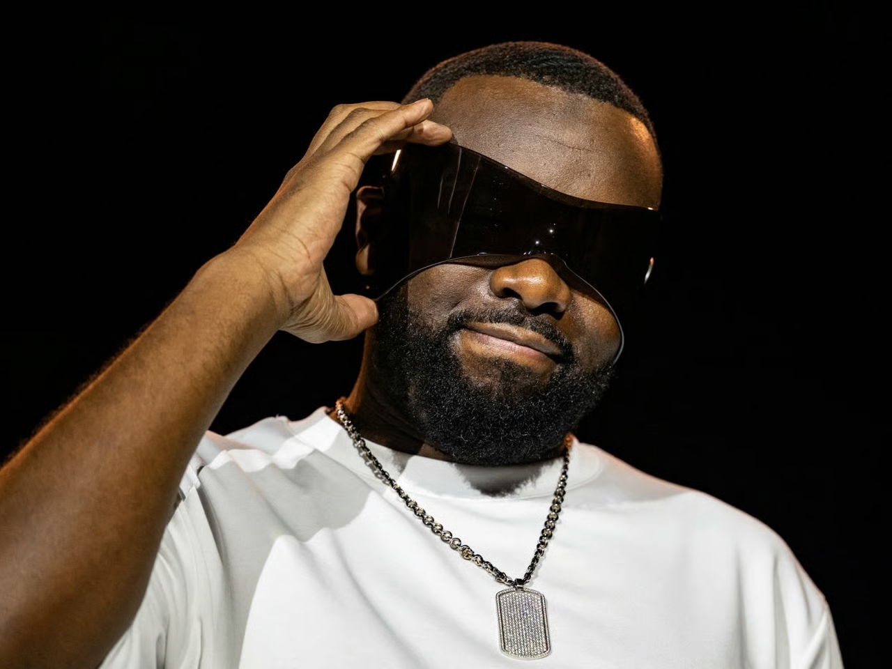 Gims placé en garde à vue à son arrivée en France : soupçons de blanchiment en bande organisée, l&rsquo;avocat reste silencieux