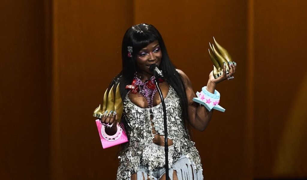 Théodora sacrée reine des Flammes 2026 : 5 trophées, une émotion immense, la boss lady est intouchable !