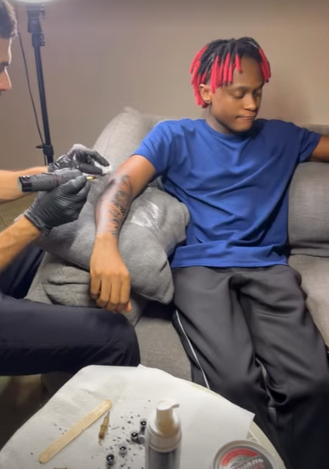 Innoss’B se dévoile son nouveau tatouage