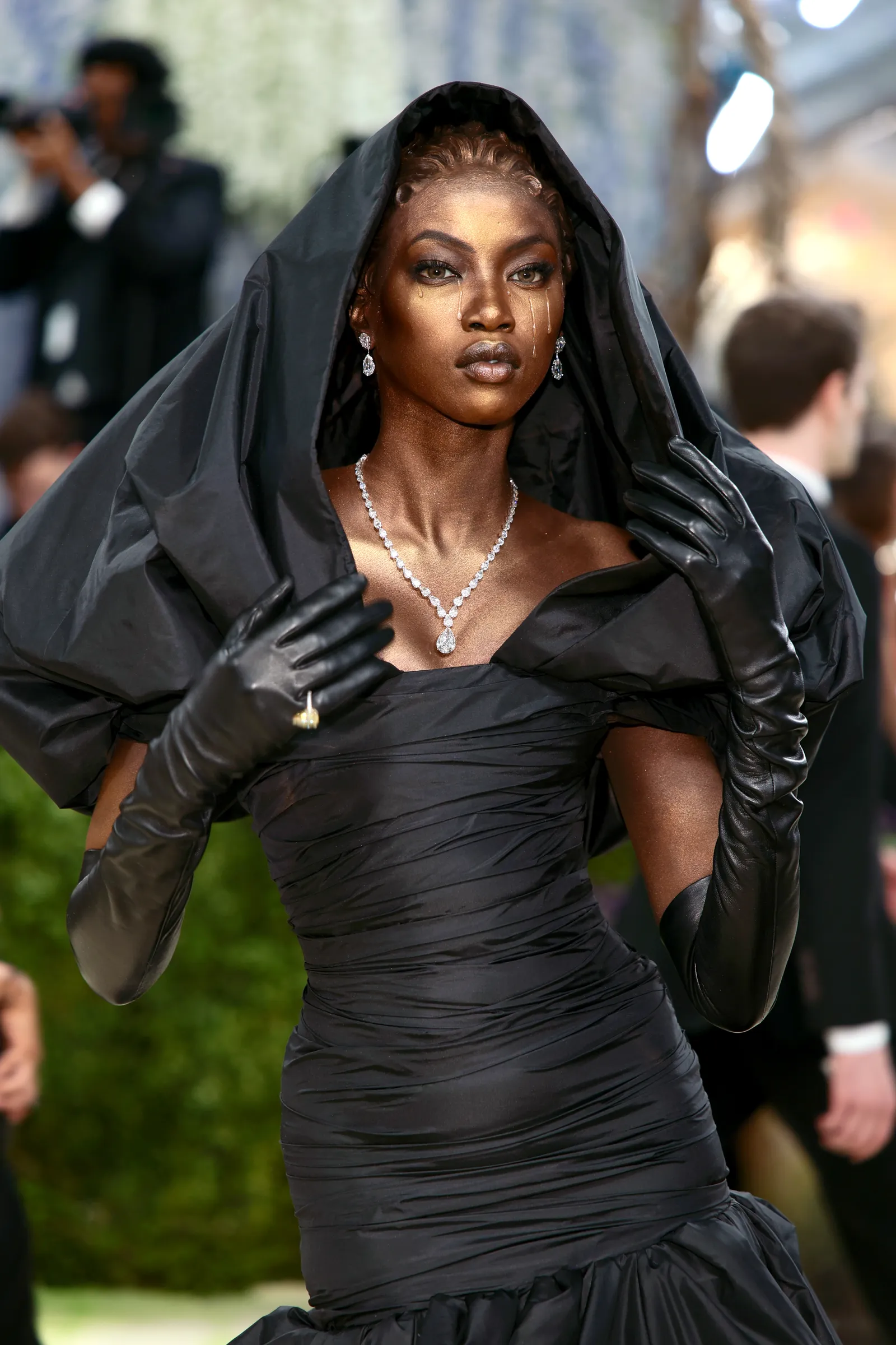 Anok Yai en Vierge noire chez Balenciaga : « Dans un monde trumpien, nous avons besoin d’espoir »