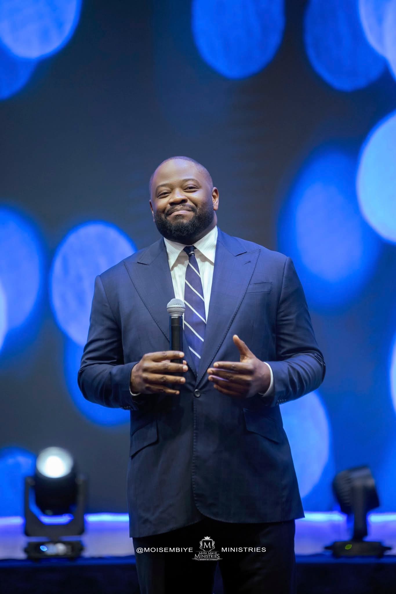 Moïse Mbiye tacle les « camps des lépreux » : des pasteurs plus politiques que spirituels