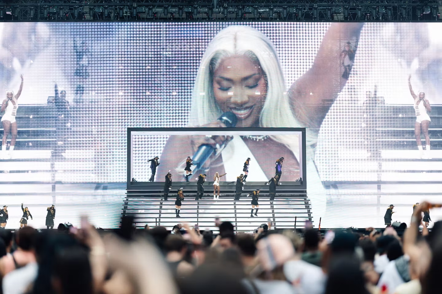 Aya Nakamura au Stade de France : robe blanche signée Rihanna, cauris ivoiriens, hélicoptère… les looks qui ont fait trembler la planète