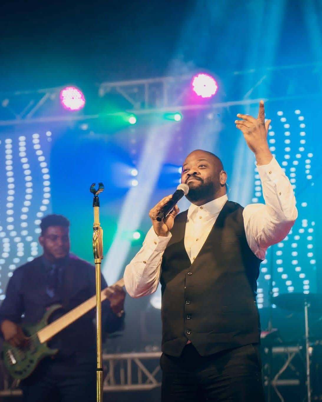 Moïse Mbiye débarque à Luanda : Le gospel congolais met le feu au Stade des Coqueiros !