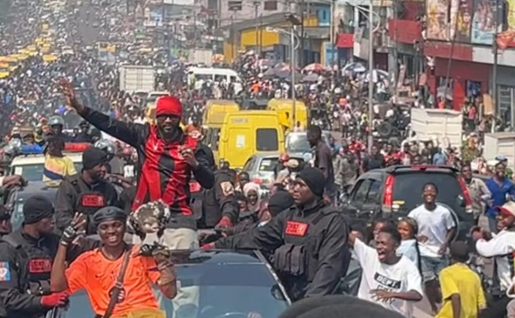 Fally Ipupa enflamme Kinshasa : les Warriors envahissent les rues pour accueillir leur star après son triomphe en Europe