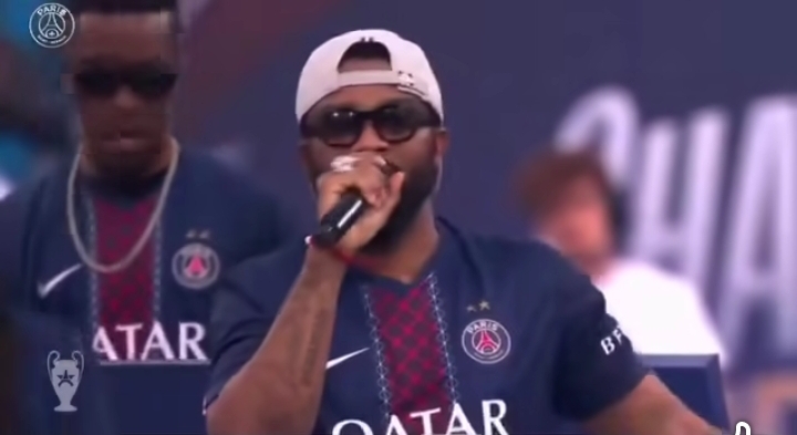 Célébration « Back to Back » du PSG : au Parc des Princes, Fally Ipupa a presté sans la mention « Visit Rwanda » sur son maillot
