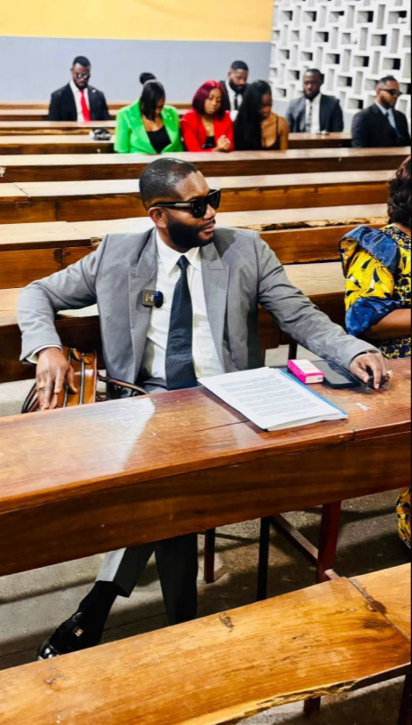 Érick Mandala décroche son diplôme avec distinction : l’homme d’affaires congolais célèbre une nouvelle victoire