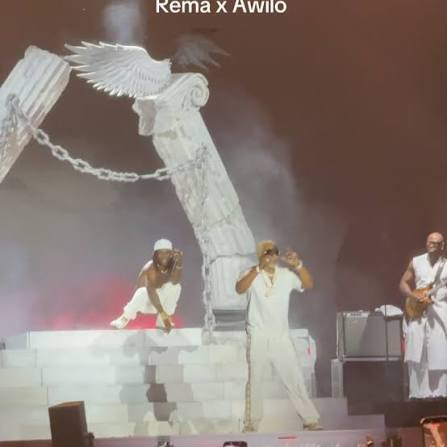 Rema crée la surprise à Yardland en faisant monter Awilo Longomba sur scène : un duo qui électrise le festival