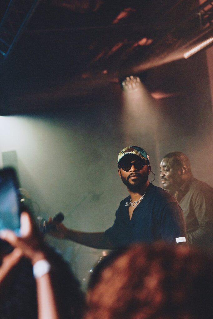 Fally Ipupa enflamme Paris lors d’une soirée privée signée Vlisco au Palais de Tokyo